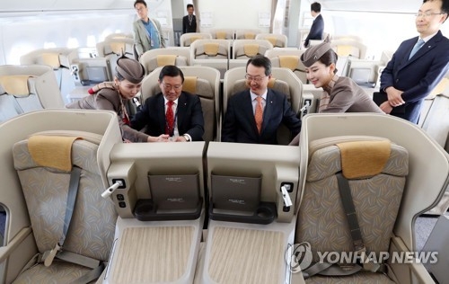아시아나항공 A350 1호기에 앉은 박삼구 회장과 김수천사장