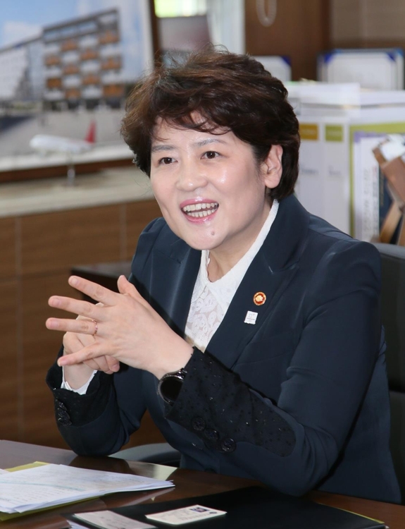 (익산=연합뉴스) 강은희 여성가족부 장관이 26일 전북 익산 원광보건대학교를 방문해 '취업 사관학교' 헤어미용 과정을 밟고 있는 이주배경 청소년과 간담회를 하고 있다. <여성가족부 제공> 2017.4.27