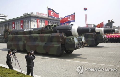 북한 평양 김일성주석 생일 105주년 태양절 열병식 둥근 탄두 KN-08 ICBM 지대지 핵탄도미사일 군사퍼레이드