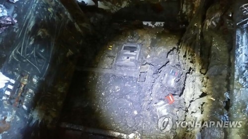 펄에 뒤덮인 조타실