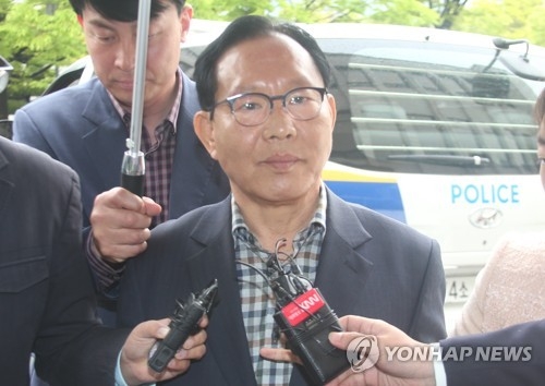 (창원=연합뉴스) 지난달 26일 창원지법에서 열린 구속 전 피의자 심문(영장실질심사)에 출석하는 차정섭 함안군수.