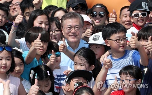 문재인, 홍대서 '프리허그'…수도권서 대세 굳히기 - 1