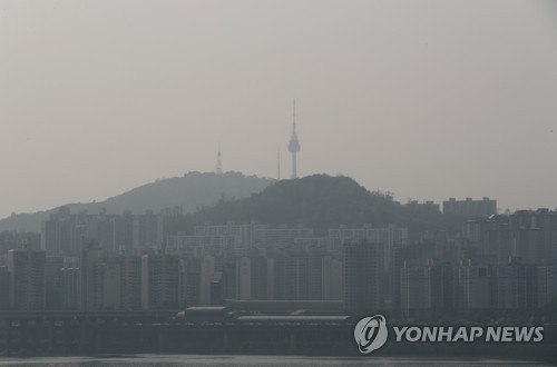 미세먼지로 뒤덮인 서울도심
