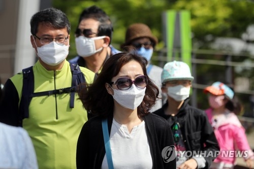 미세먼지에 온 가족이 마스크(서울=연합뉴스) 최재구 기자 = 전국 대부분 지역의 미세먼지가 매우 나쁨을 기록한 6일 서울 남산공원을 방문한 한 가족이 마스크를 쓰고 주변을 돌아보고 있다. 2017.5.6jjaeck9@yna.co.kr(끝)