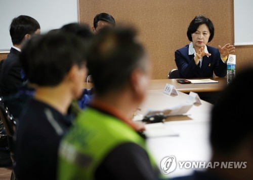 질문하는 추미애 (목포=연합뉴스) 박동주 기자 = 더불어민주당 추미애 대표가 6일 오후 세월호가 거치된 목포신항을 방문, 현장 관계자로부터 수색 현황 등에 대한 설명을 듣고 질문하고 있다. 2017.5.6pdj6635@yna.co.kr(끝)