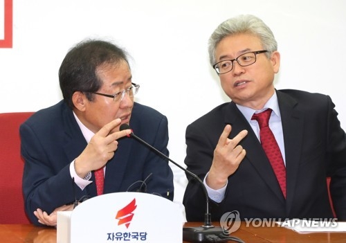한국당, 바른정당 탈당파 12명 복당·친박 징계해제 결정 - 1