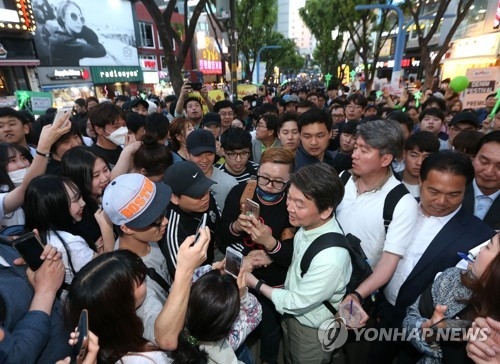 '뚜벅이' 安 녹색행진 이끌어…신촌·홍대 일대 콘서트장 방불(종합) - 3