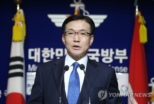 브리핑하는 문상균 국방부 대변인
