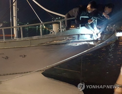 (포항=연합뉴스) 임상현 = 9일 경북 포항 구룡포항에서 해경이 미국 순양함 레이크 챔플레인함과 충돌해 부서진 502남양호(9.77t) 선체를 조사하고 있다. 2017.5.9