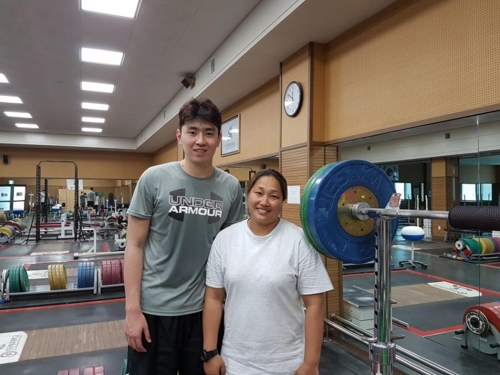 강상재(왼쪽)와 원진희 코치.