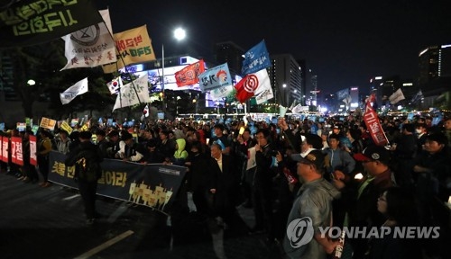 행진하는 촛불집회 참가자들 [연합뉴스 자료사진]