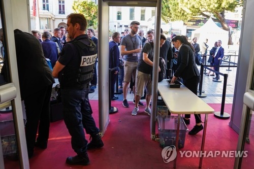 칸영화제서 보안검색 중인 경찰들