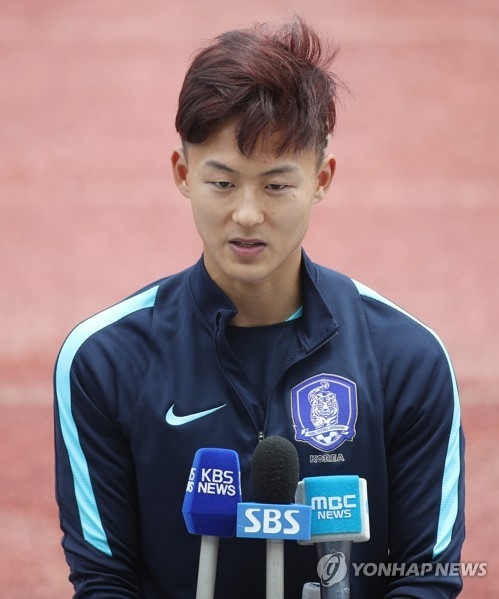 취재진 질문에 답하는 이승우