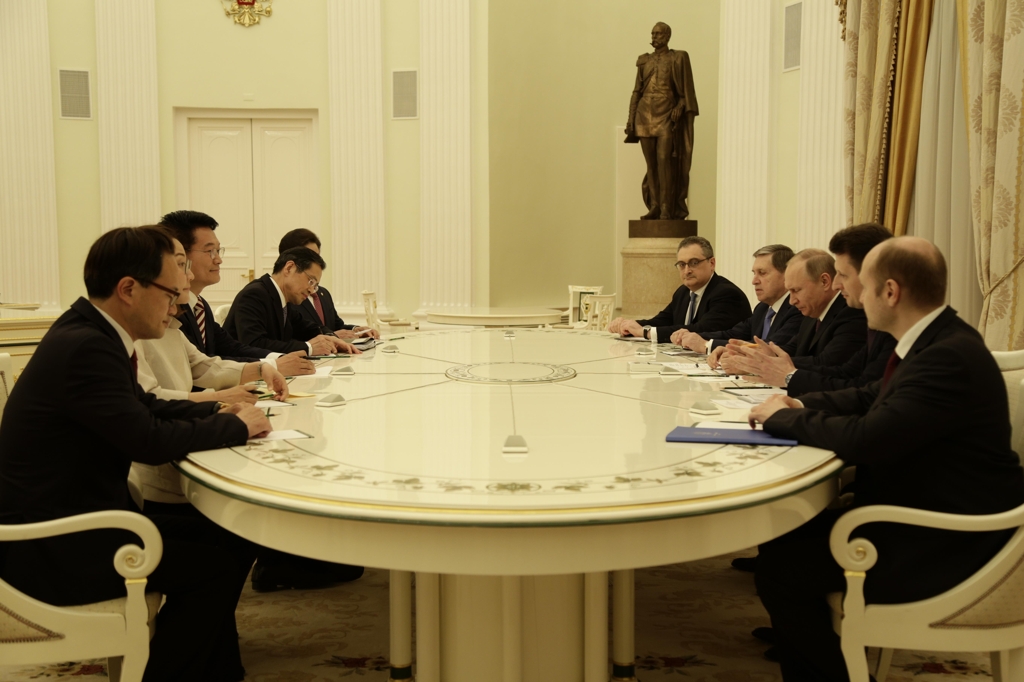 (모스크바=연합뉴스) 푸틴 대통령(오른쪽 중앙)이 송영길 특사(왼쪽 중앙) 일행을 맞아 면담하고 있다. 