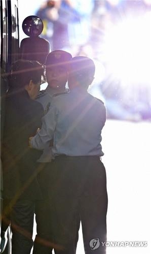 스포트라이트 받는 박근혜(서울=연합뉴스) 황광모 기자 = 삼성 등 대기업에서 총 592억원의 뇌물을 받거나 요구·약속한 혐의 등으로 구속기소 된 박근혜 전 대통령이 25일 오전 2차 공판에 출석하기 위해 서울 서초동 서울중앙지법에 도착해 법정으로 향하고 있다. 2017.5.25hkmpooh@yna.co.kr