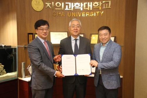 협약서 서명 후 기념촬영, 왼쪽부터 현대그린푸드 박홍진 대표이사, 차의과학대학교 이훈규 총장, 현대백화점 이헌상 판교점장