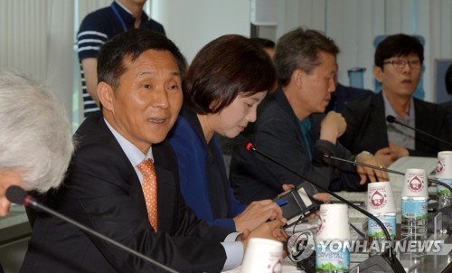 (서울=연합뉴스) 한상균 기자 = 25일 통의동 국정기획자문위원회에서 열린 교육부 업무보고에서 김연명 사회분과위원장이 인사말을 하고 있다. 2017.5.25