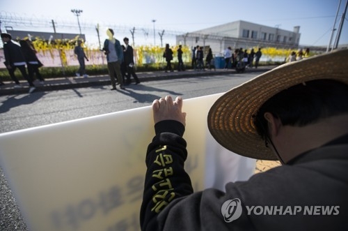 딸을 찾아달라고 호소하는 이금희씨의 뒷모습.