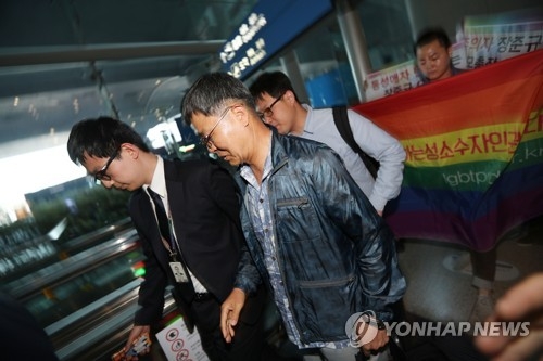 장준규 육군참모총장 귀국 기습시위