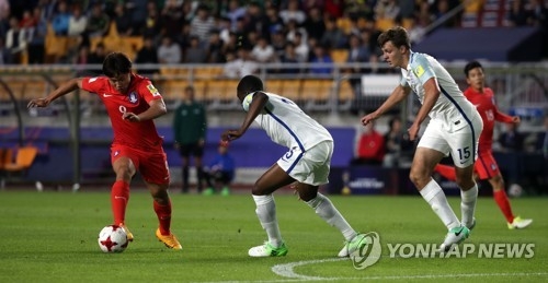 (수원=연합뉴스) 박동주 기자 = 26일 경기 수원월드컵경기장에서 열린 2017 국제축구연맹(FIFA) 20세 이하(U-20) 월드컵 조별리그 A조 대한민국과 잉글랜드의 경기. 한국 조영욱이 드리블하고 있다. 2017.5.26pdj6635@yna.co.kr(끝)