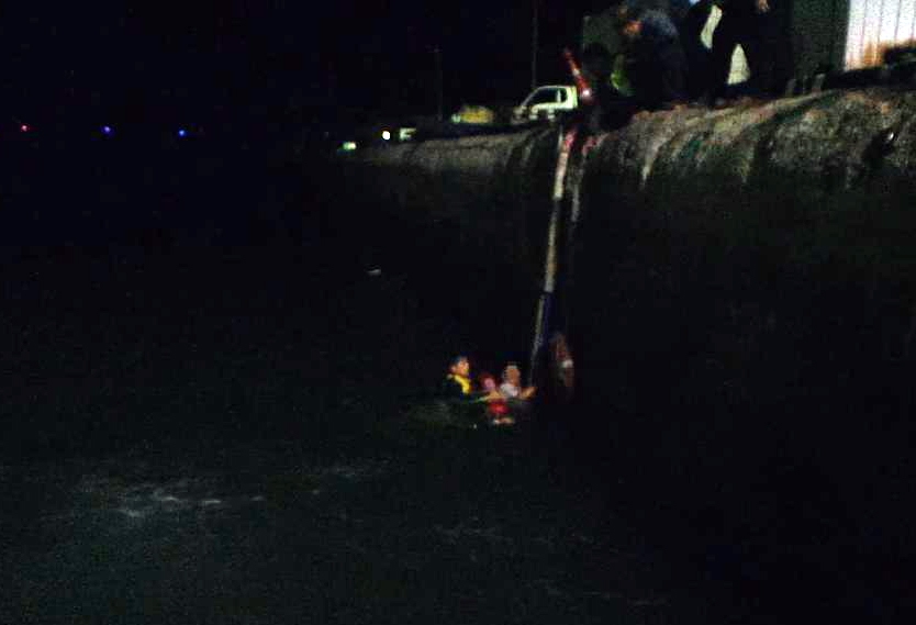 바다에 빠졌지만 시민이 던져준 밧줄을 붙잡고 버티다가 구조되는 시각장애인.