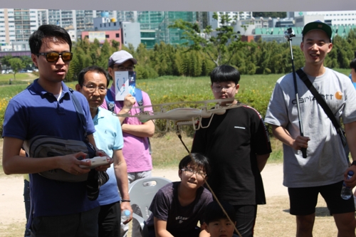 드론 축제 즐기는 시민들