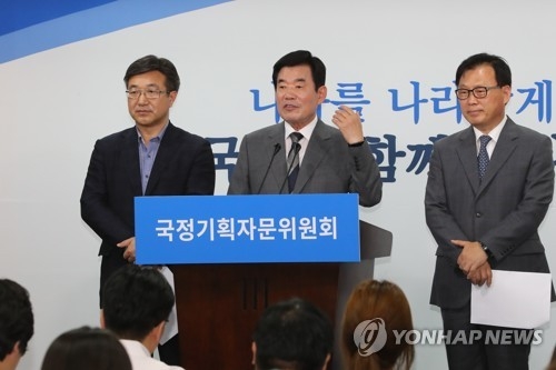 언론 브리핑하는 김진표 위원장