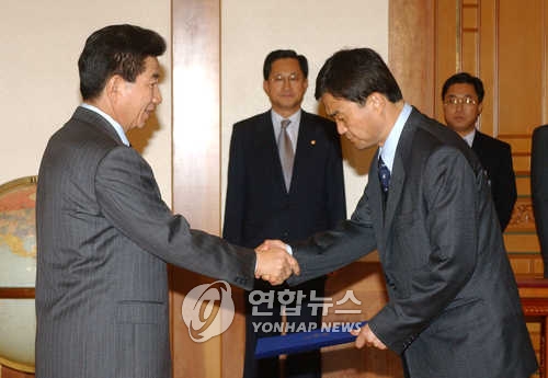 노무현 대통령이 2003년 9월 19일 청와대에서 최낙정 해양수산부장관에게 임명장을 수여하고 있다. 2003.9.19 (서울=연합뉴스)
