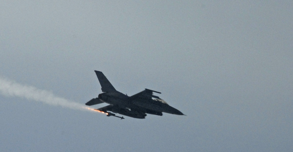 AIM-9X 공대공미사일을 발사하는 주한 미공군 F-16 전투기[미공군 홈피서 캡처]
