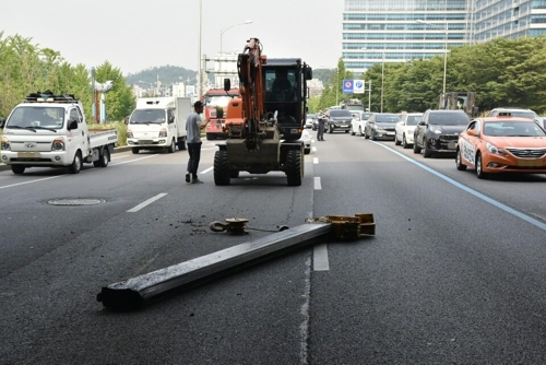 서울외곽순환도로서 카고크레인, 고가도로와 충돌…경유 유출 - 2