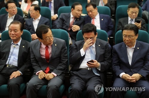 (서울=연합뉴스) 안정원 기자 = 자유한국당 정우택 대표 권한대행 겸 원내대표(앞줄 오른쪽 두번째)가 30일 오전 국회 도서관에서 열린 제19대 대선평가와 자유한국당이 나아가야할길 세미나에서 이현재 정책위의장, 박맹우 사무총장 등과 대화하고 있다. 2017.5.30 jeong@yna.co.kr