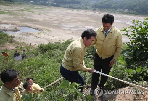 李총리도 '파격행보'…수행차량 없이 버스로 가뭄현장에 - 2