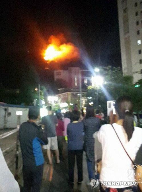 (서울=연합뉴스) 집밖에 나와 산불 상황 지켜보며 걱정하는 주민들