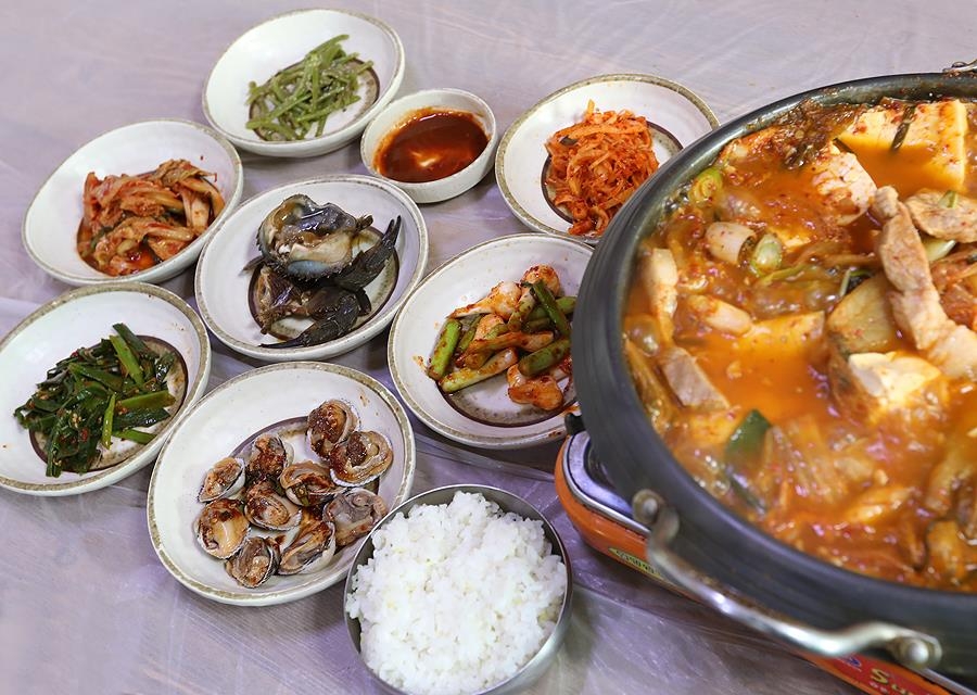 8천원짜리 찌개를 시켜도 꼬막이 나오는 식당(성연재 기자)