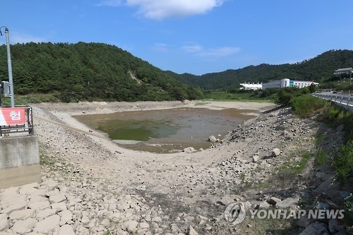 가뭄에 바닥 드러낸 저수지