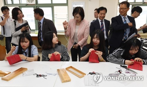 (서울=연합뉴스) 이지은 기자 = 국정기획위원회 사회분과위원회 유은혜 위원 등 교육 관계자들이 2일 오전 서울 도봉고등학교에서 열린 고교 학점제 현장 간담회에서 수업 참관을 하고 있다.