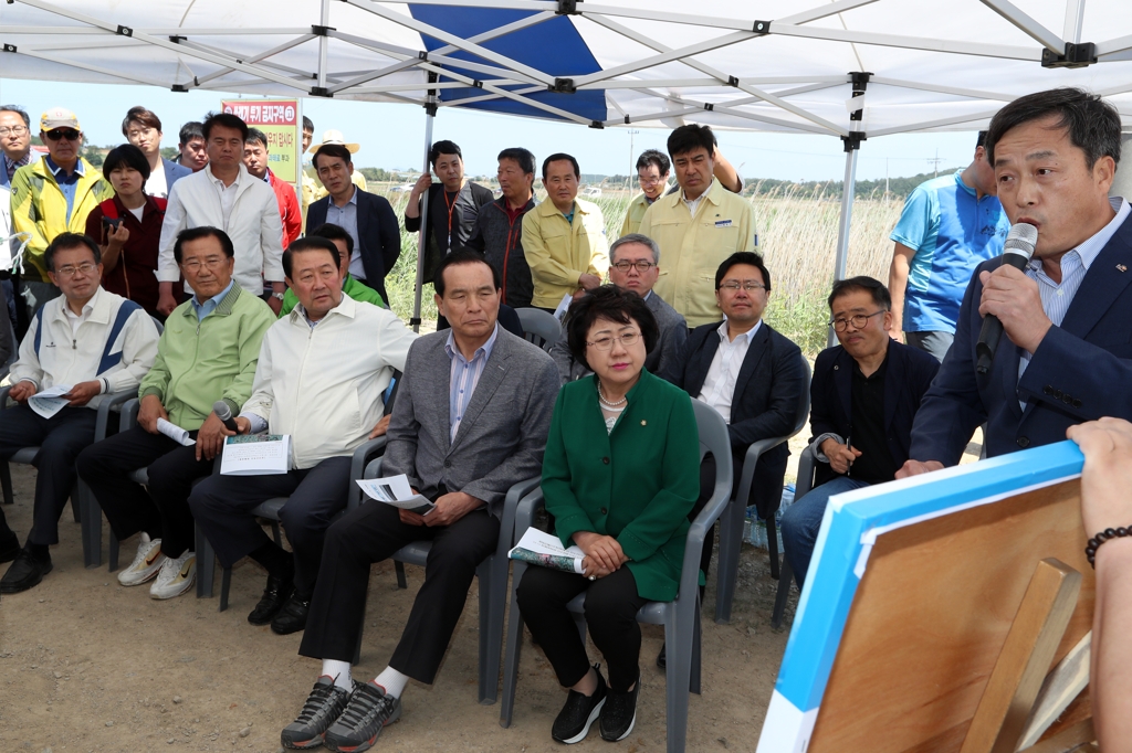 전남 무안에서 가뭄상황 점검하는 국민의당 박주선 비상대책위원장(왼쪽 세번째)