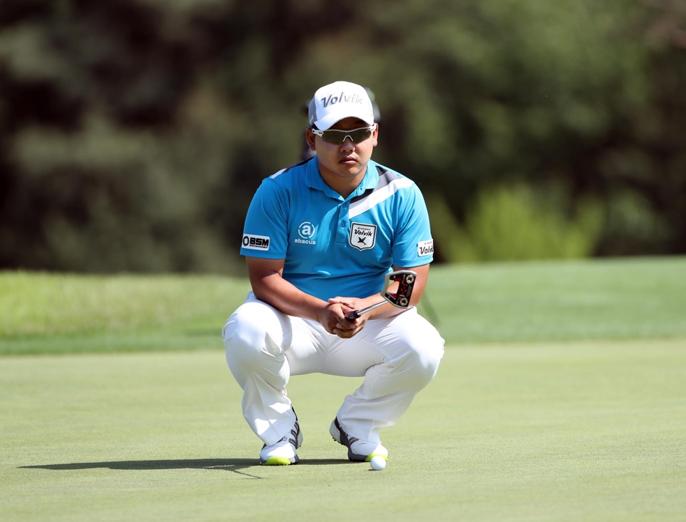 그린을 읽는 김기환.<KPGA 제공>