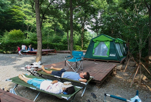 방장산 짙은 녹음 아래 야전침대 펴고 꿀잠(성연재 기자)