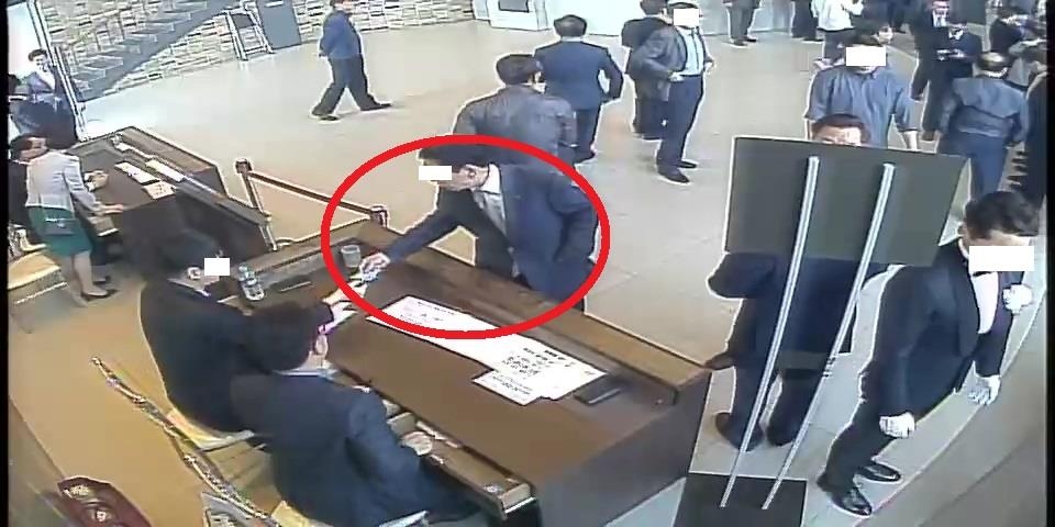 '부장님' 부르던 하객들 알고보니 결혼식 답례금 절도범 - 1