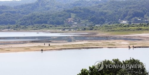 바닥 드러낸 예당저수지