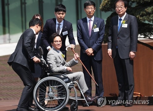 취재진 바라보는 이재현 회장(수원=연합뉴스) 홍기원 기자 = 이재현 CJ그룹 회장이 5월 17일 오전 경기도 수원시 영통구에 위치한 CJ그룹의 연구개발센터 'CJ블로썸파크' 개관식에 참석해 취재진을 바라보고 있다. 2017.5.17xanadu@yna.co.kr