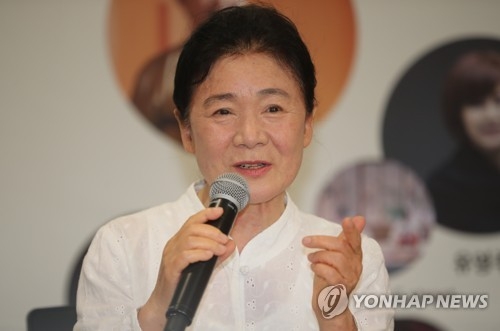 안숙선 명창과 함께하는 작은창극 일본 무대 오른다(서울=연합뉴스) 류효림 기자 = 판소리 명창 안숙선이 9일 오후 서울 서초구 국립국악원 우면당에서 열린 안숙선 명창 국악인생 60주년 및 예술세상 마을 프로젝트 기자회견에서 인사말을 하고 있다. 2017.6.9