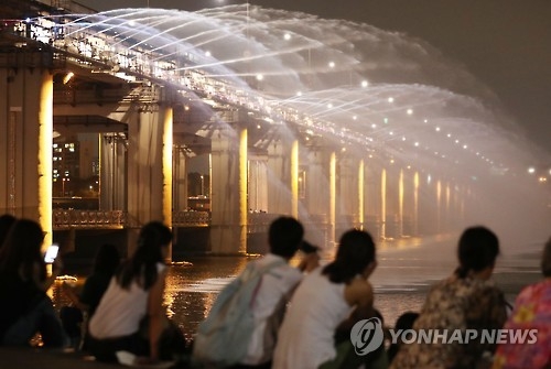 지난해 한강서 열대야 식히는 시민