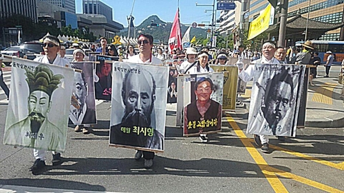 동학농민군을 재현한 행렬 모습.