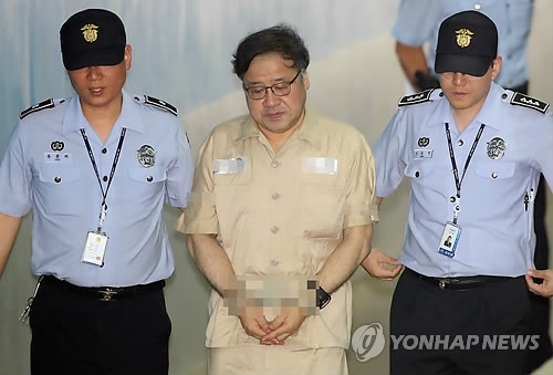안종범 전 청와대 정책조정수석이 지난 9일 오전 서울 서초구 서울중앙지법에서 열리는 공판에 출석하고 있다.