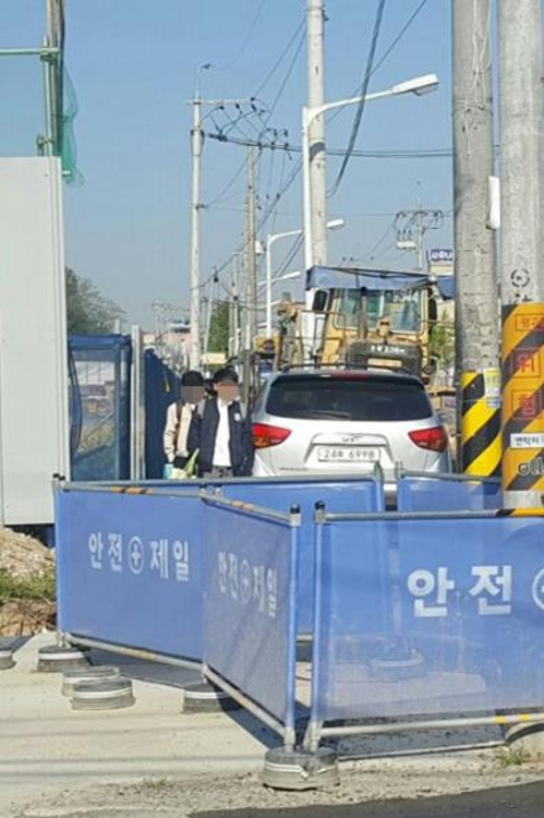 공사용 장애물로 막힌 통학로