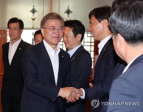 문 대통령, 안희정 충남지사와 악수