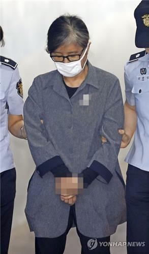 법정 향하는 최순실(서울=연합뉴스) 김인철 기자 = 최순실씨가 재판에 출석하기 위해 15일 오전 서울 서초구 서울중앙지법에서 법정으로 향하고 있다. 2017.6.15yatoya@yna.co.kr