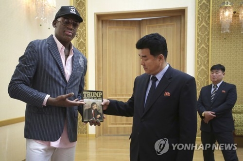 트럼프 저서 선물하는 로드먼